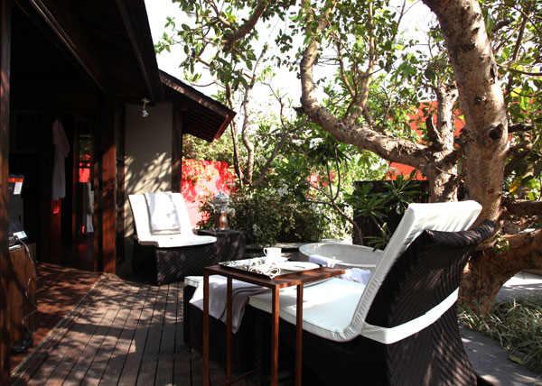 outdoor-furniture-on-wooden4 hara villa outdoor